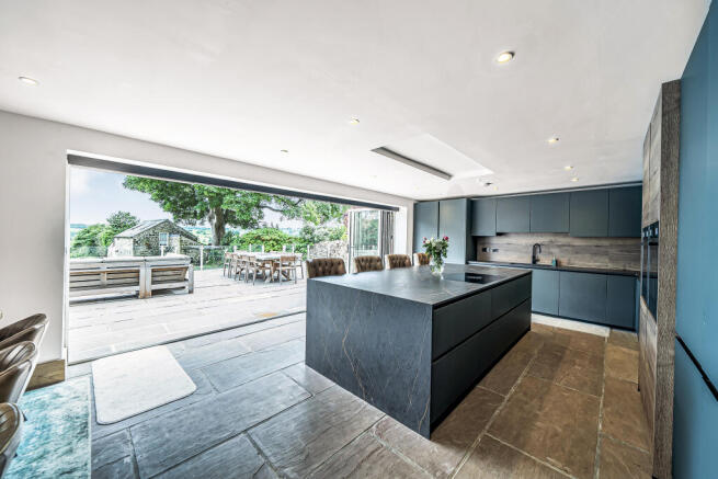5 bed Detached for sale Image 5