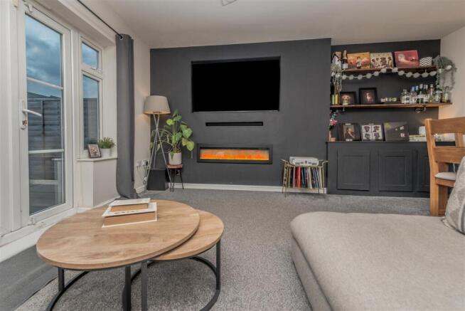 Living / Dining Room: