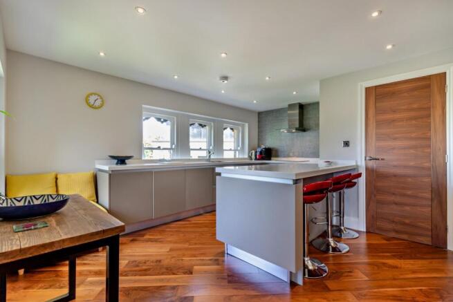 4 bed Apartment for sale Image 5