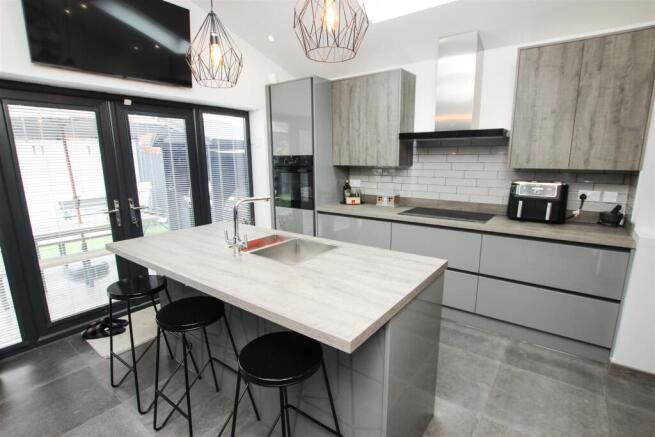 OPEN PLAN ISLAND KITCHEN