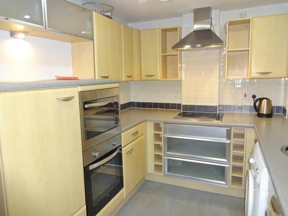 3 bed Apartment to rent Image 8