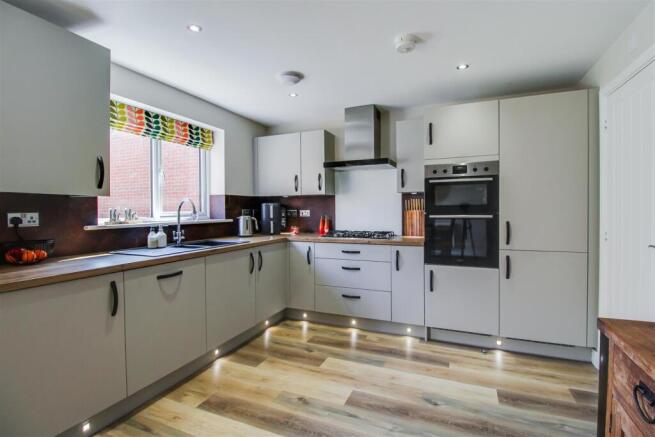 4 bed Detached for sale Image 4