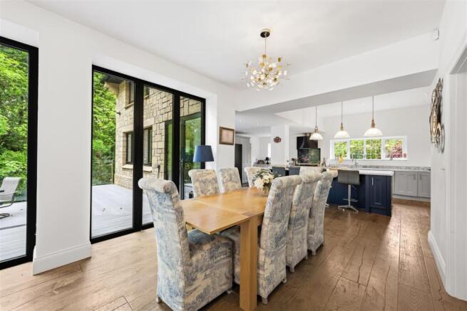 6 bed Detached for sale Image 5