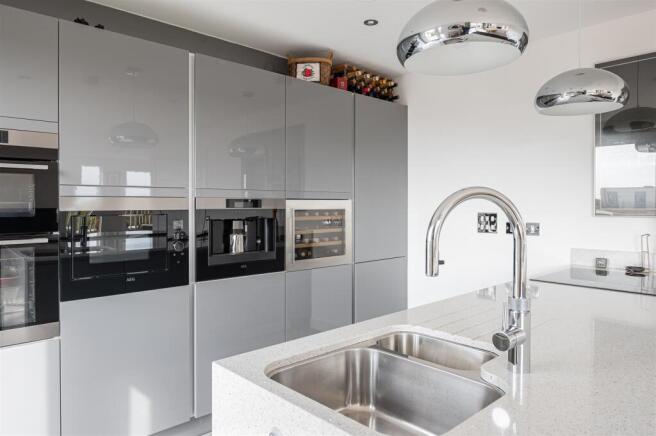 2 bed Apartment for sale Image 4