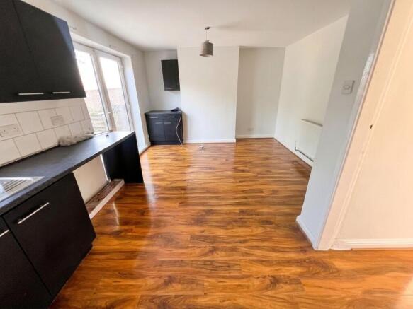 3 bed Semi-Detached to rent Image 4