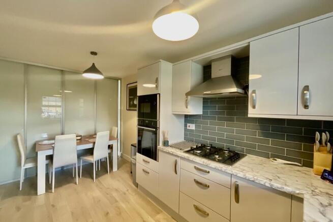 3 bed Town House for sale Image 7