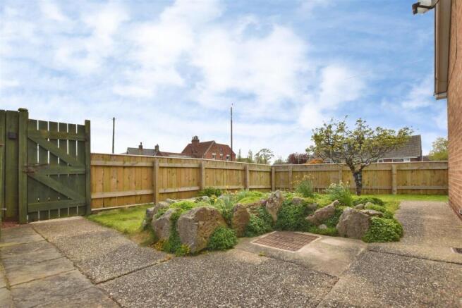 8bcfb6eb-side 20garden.JPG