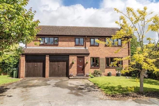 5 bed Detached for sale Image 6