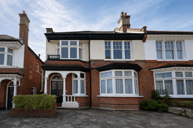 Large 1 bedroom ground floor with private garden
