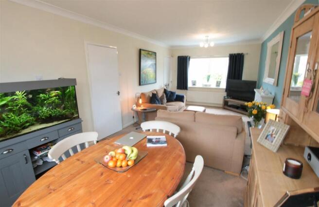 OPEN PLAN LOUNGE & DINING ROOM