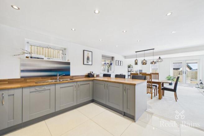 4 bed Detached for sale Image 8