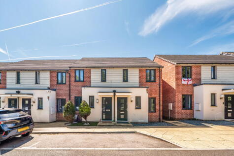 Bellhouse Avenue, South Ockendon, RM15