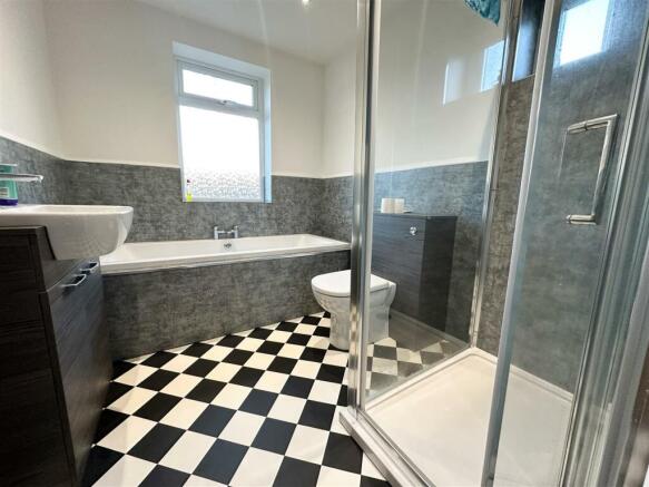 FAMILY BATHROOM