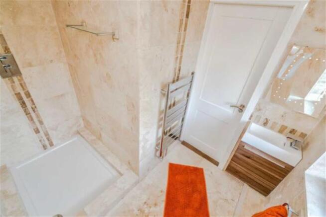 EN-SUITE SHOWER ROOM/WC
