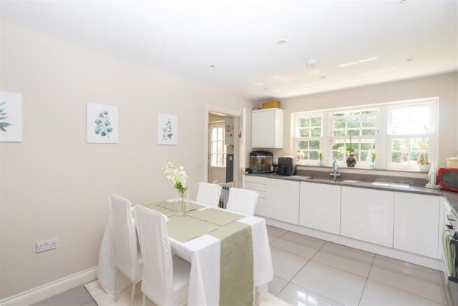 4 bed Semi-Detached for sale Image 12