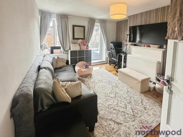 (SALES) Leamington Close, Romford, RM3 photo 4