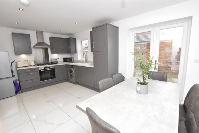 KITCHEN/BREAKFAST ROOM