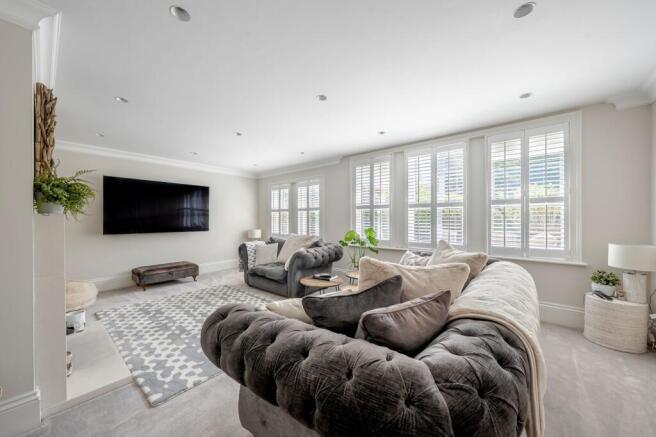 6 bed Detached for sale Image 10