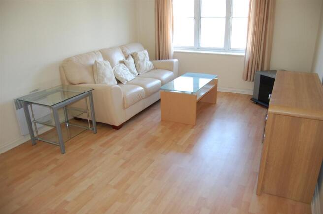 17 Pembroke living2.JPG