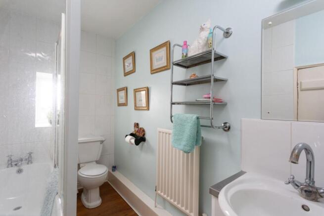 5 bed House for sale Image 10