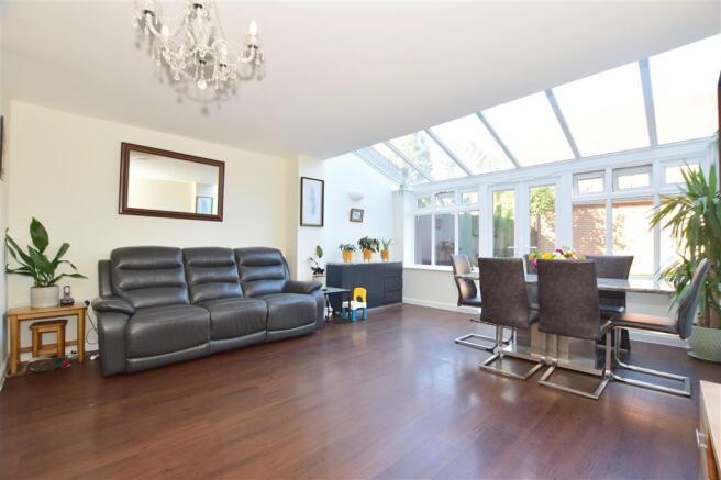 Lounge/Dining Room