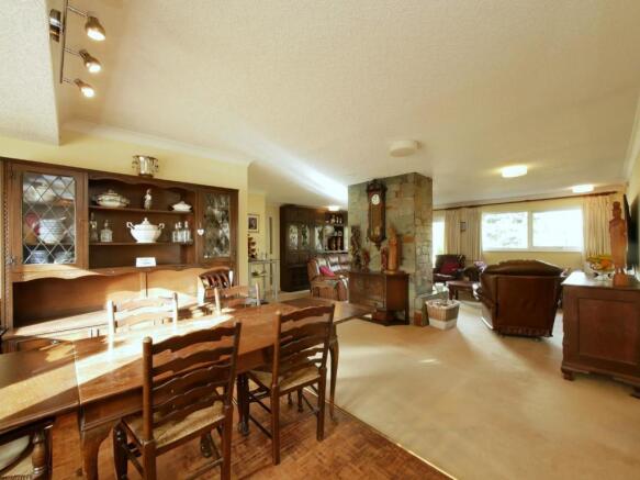 LIVING ROOM/DINING ROOM