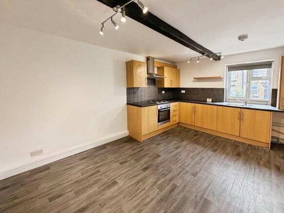 2 bed Apartment to rent Image 4