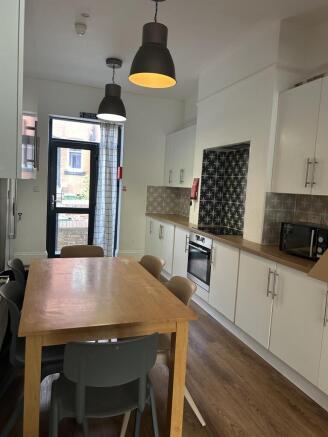 6 bed House to rent Image 8