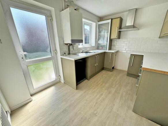 2 bed Semi-Detached to rent Image 4