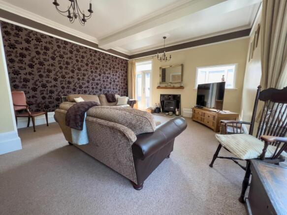 LIVING/DINING ROOM