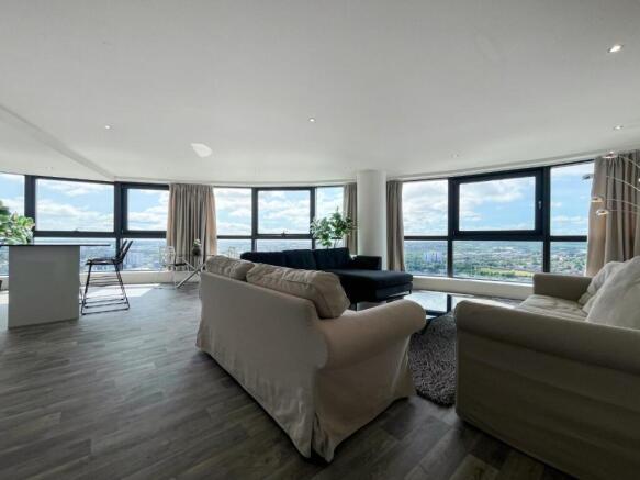 2 bed Flat to rent Image 11
