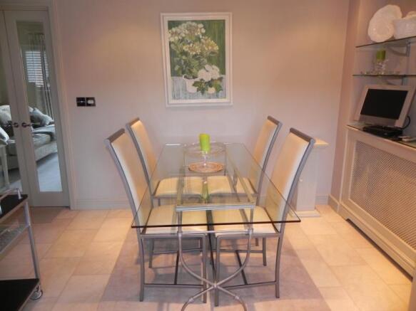 https://s3-eu-west-1.amazonaws.com/propertylab/allanmorris/property-images/standard/2406_20 Avonmill Place - Dining Area.JPG