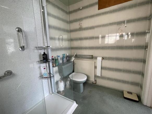 GROUND FLOOR EN SUITE SHOWER ROOM & WC