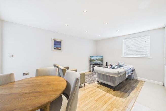 CAM03162G0-PR0421-STILL011