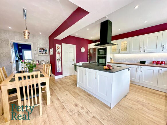 4 bed Semi-Detached for sale Image 4