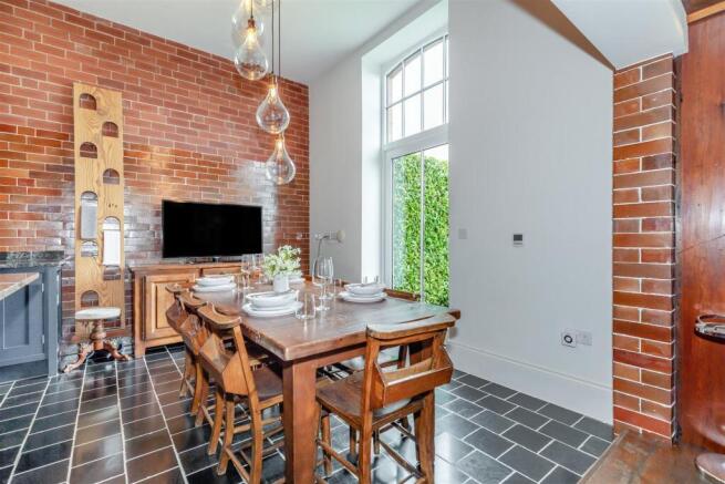 4 bed House for sale Image 9