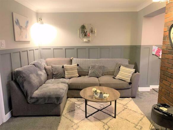 LOUNGE / DINING ROOM
