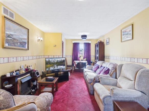 LOUNGE/DINING ROOM