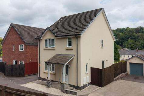 Llwyd Court, Pontnewynydd