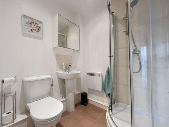 EN-SUITE SHOWER ROOM