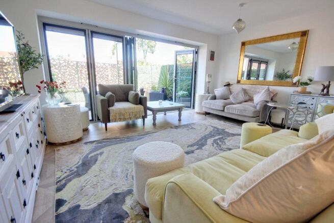 3 bed Town House for sale Image 4