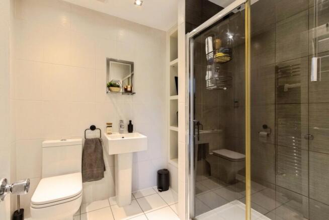 5 bed Detached for sale Image 11