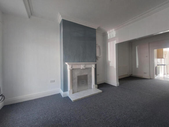 2 bed Terraced to rent Image 6