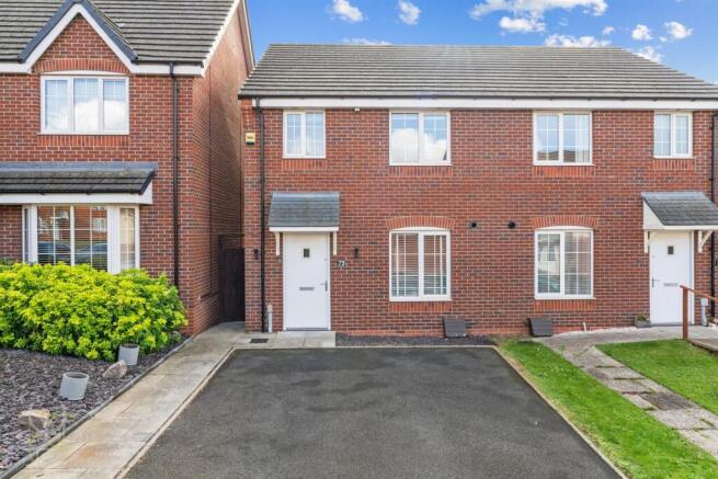 3-bed semi-detached on Crump Way, Evesham, £280,000