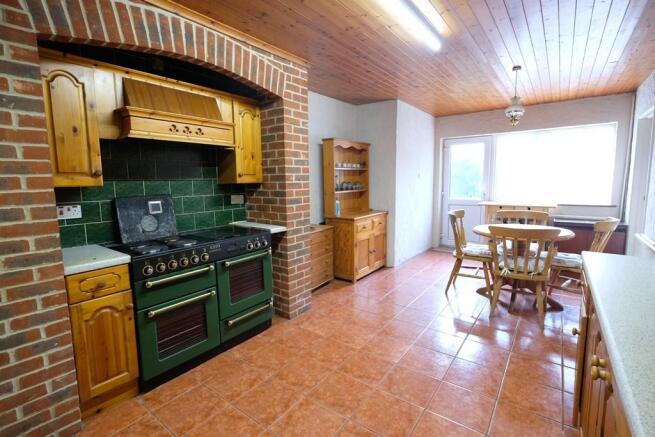 KITCHEN/BREAKFAST