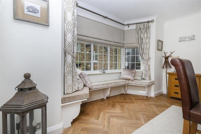 5 bed Detached for sale Image 8