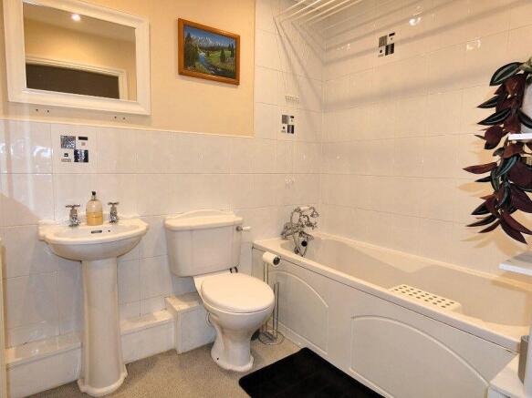 2 bed Apartment to rent Image 4