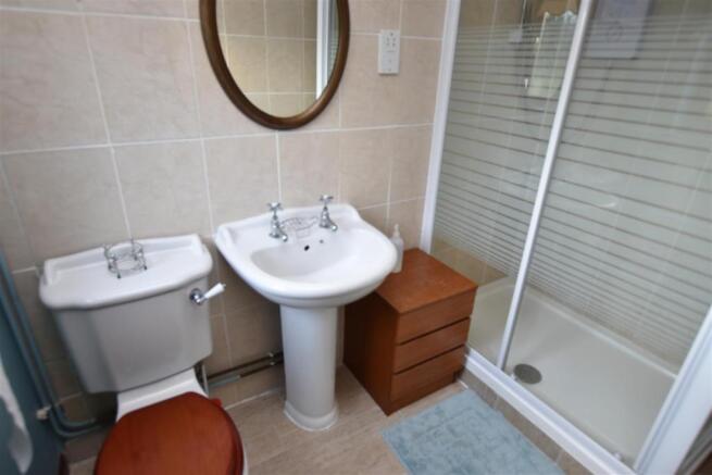 EN-SUITE SHOWER ROOM
