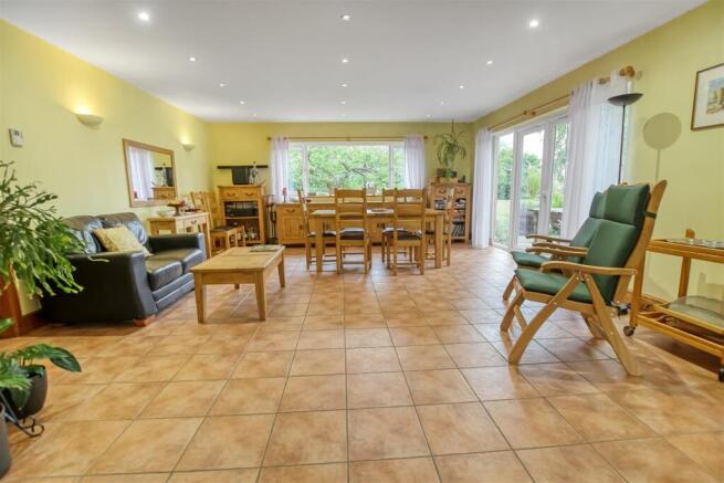 4 bed Detached for sale Image 6