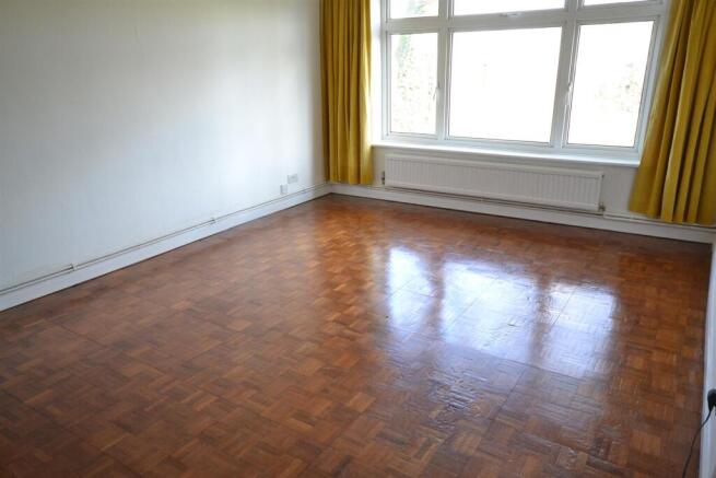 9 Ascot Ct Lounge.JPG